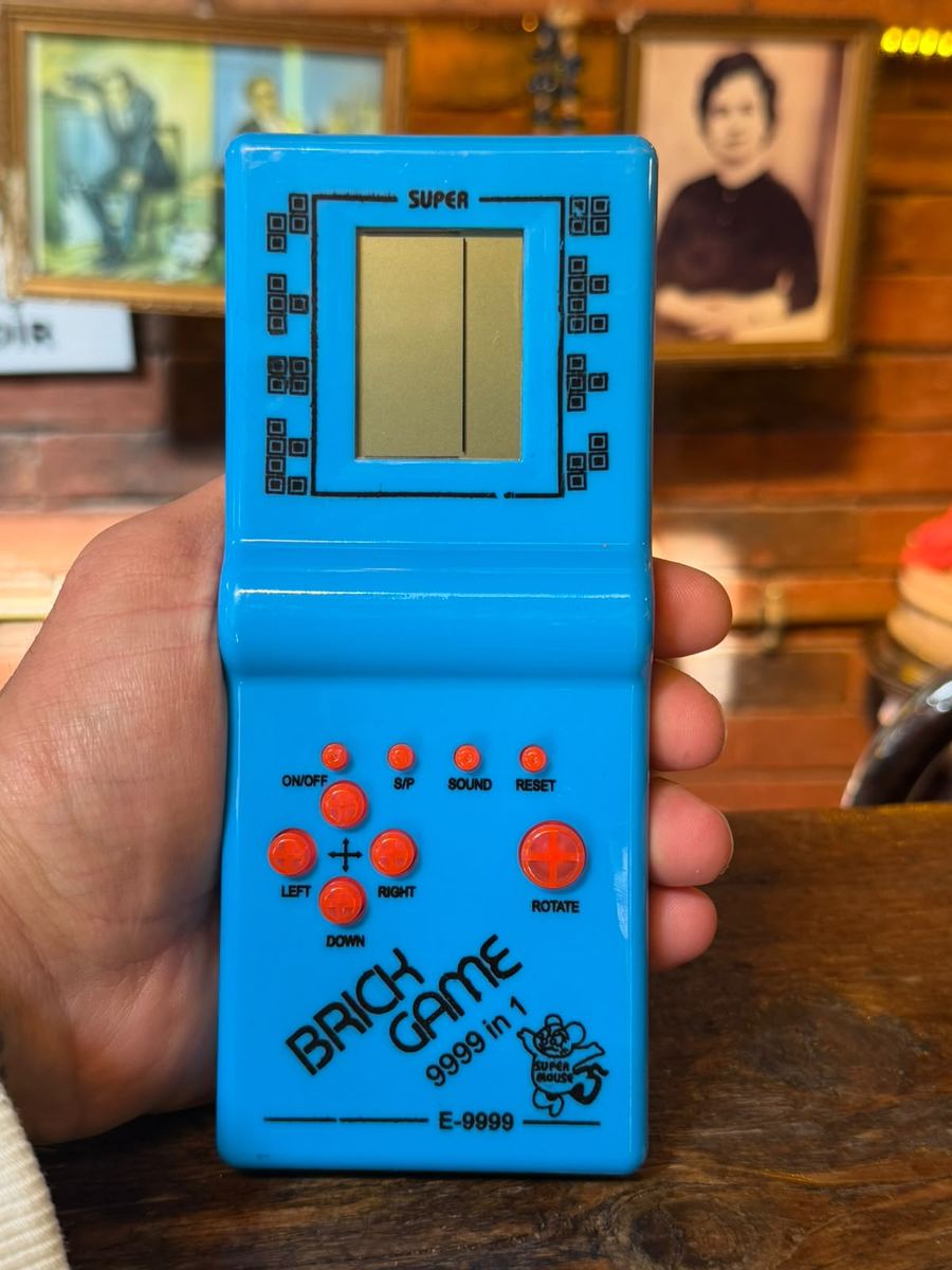 Elde tutulan mavi Tetris oyun makinesi